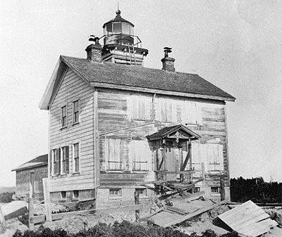 Yaquina Bay lighthouse, dilapidated about 1900