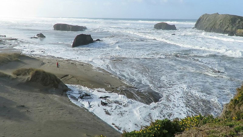 Extreme Sneaker Wave Danger on S. Oregon Coast, Yet All of Coast Sunny, Near 70 This Week 