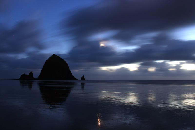 Moon Marvels Above Oregon Coast Are More Than Just a Glow 