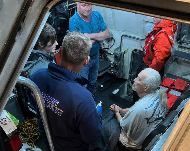 Coast Guard Rescues Two Off Overturned Boat near S. Oregon Coast's Nesika Beach