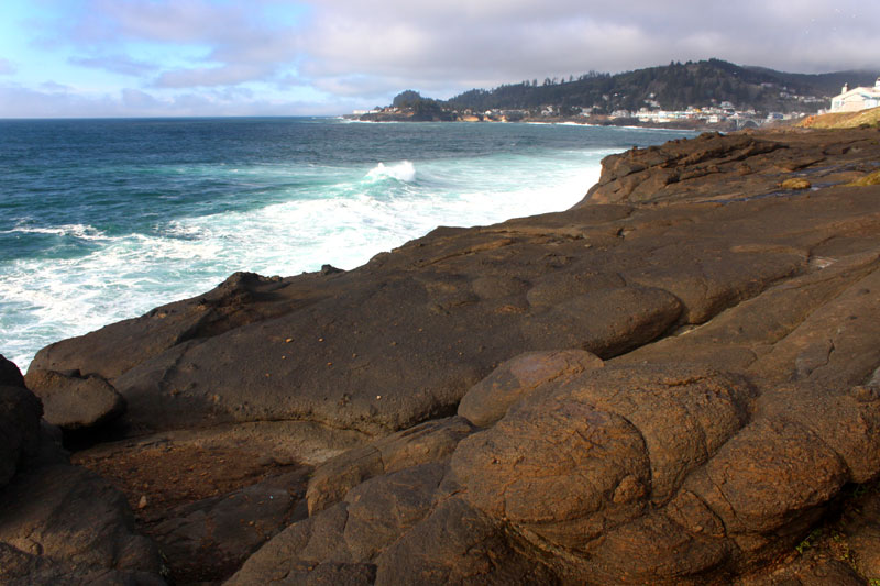 Science Behind the Puffy, Bubbly Pillow Basalts of the Oregon Coast 