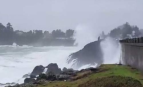 Depoe Bay's Spouting Horn action today, courtesy Lauri Joki, Rock Your World Gallery