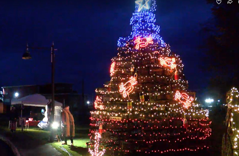 Washington Coast Holidays Include Crab Pot Tree, Santa with Pirates, Music, Food 