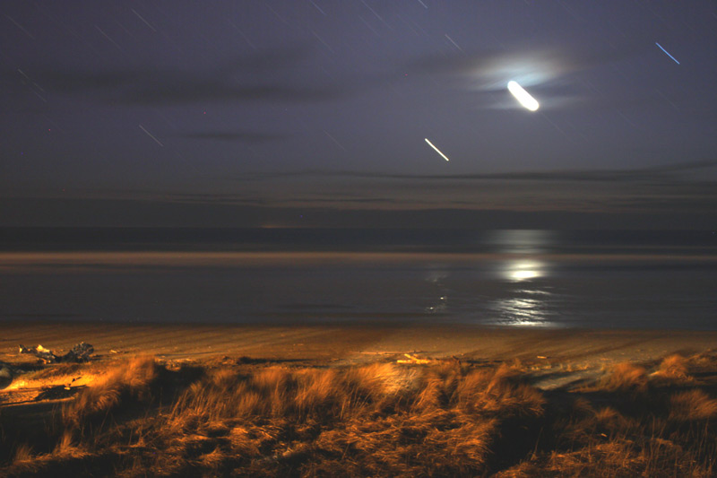 Saturn Brightens, Jupiter a Monster, Still Some Meteors Above Oregon Coast, Washington Coast