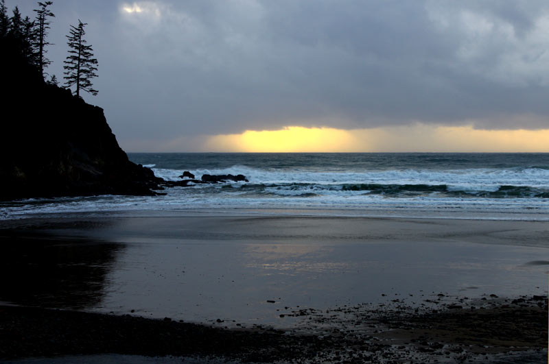 Mystery Metal Platform Washes Up on N. Oregon Coast, Volunteers Needed 