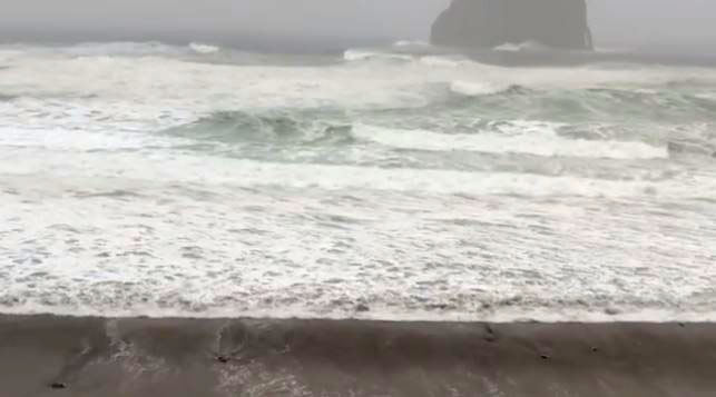 S. Oregon Coast Surf, Freeze Watches; New Year's High Surf for Oregon, Washington 