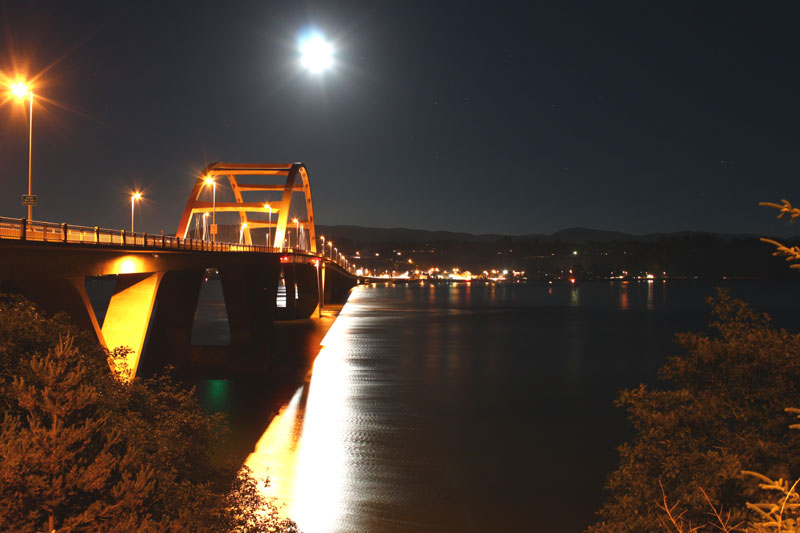 Triple-Decker of Trippy Astronomy Above Washington / Oregon Coast: Moon and Mars 