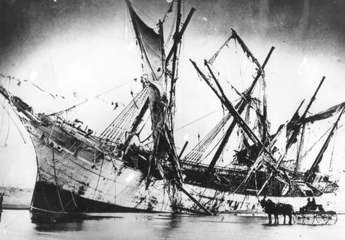 The barque Peter Iredale ran aground near Warrenton