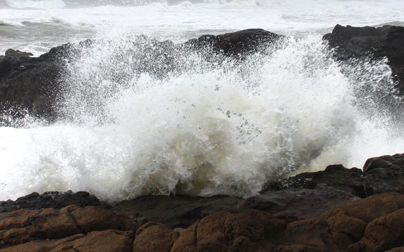 High Surf Along All of Oregon Coast / Washington Coast, Waves 23 Feet